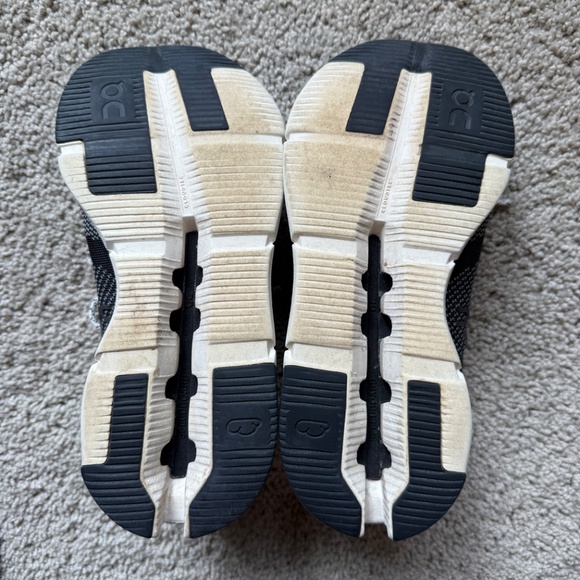 On cloud shoes - Picture 6 of 6